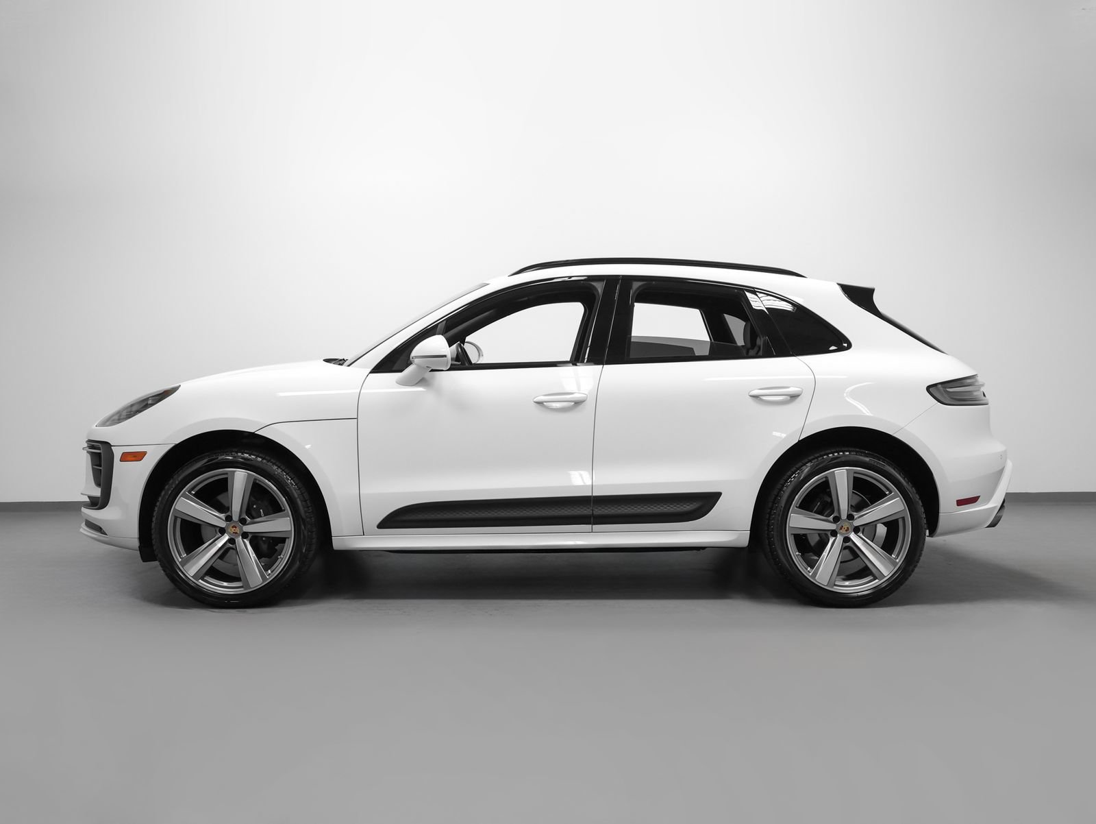 Certified 2023 Porsche Macan image 2