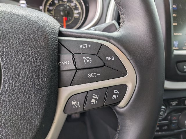 Used 2017 Jeep Cherokee Overland w/ Technology Group AWD/4WD image 32