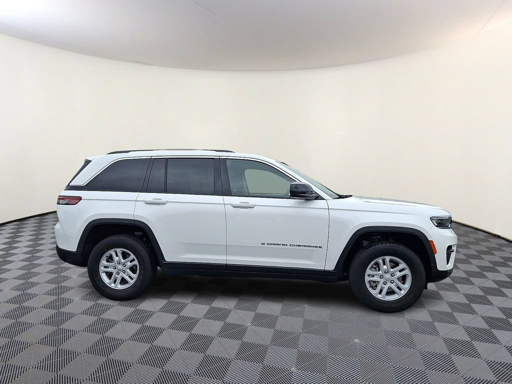 Used 2023 Jeep Grand Cherokee Laredo w/ Luxury Tech Group I AWD/4WD image 10