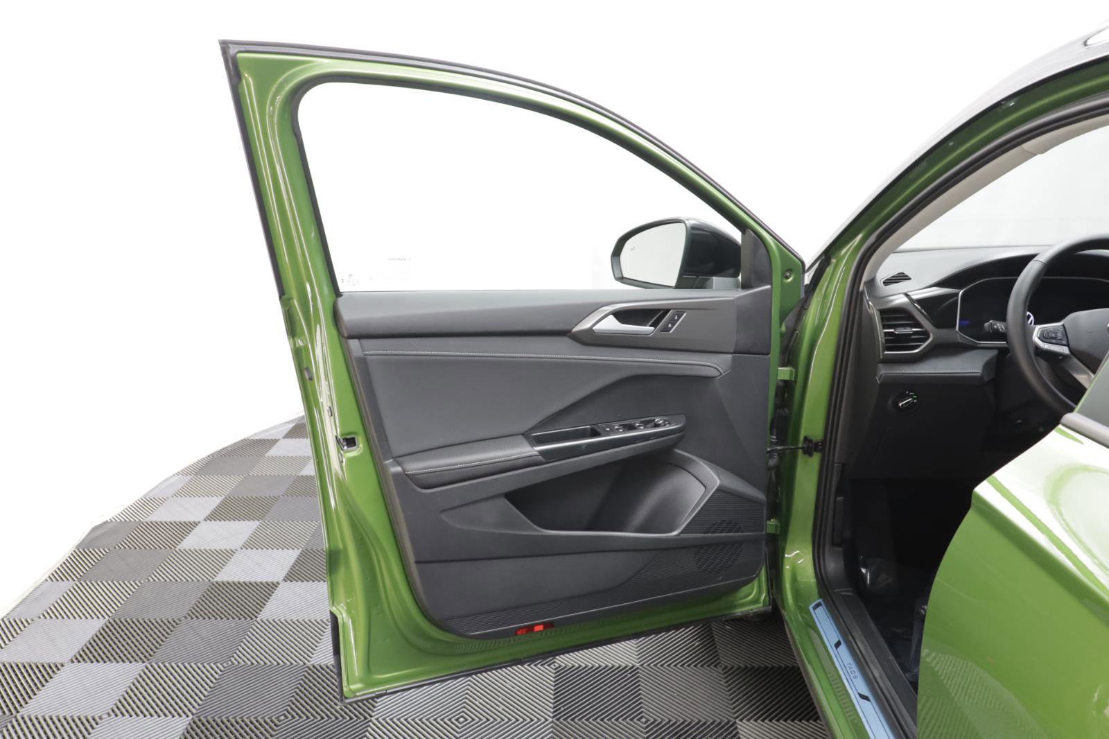 Used 2025 Volkswagen Taos SE image 5