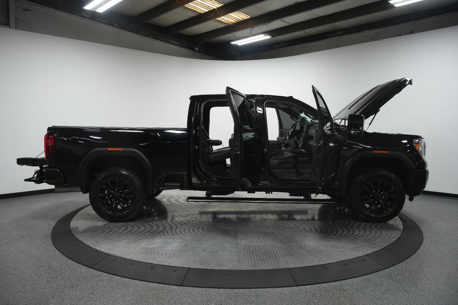 Used 2023 GMC Sierra 2500 Denali w/ Denali Black Diamond Edition image 11