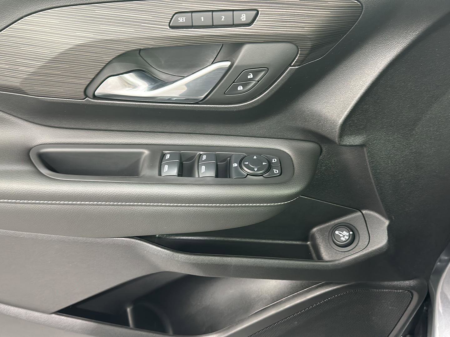 Used 2024 GMC Terrain SLT w/ Infotainment Package II image 25