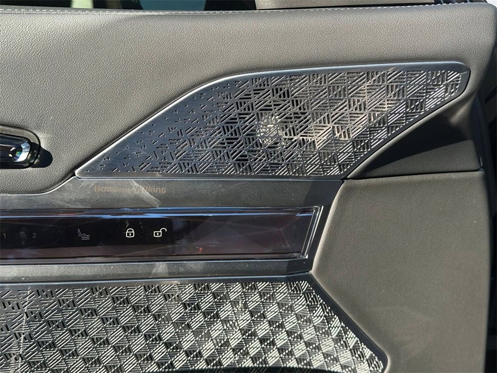 Used 2025 BMW 760i xDrive image 14