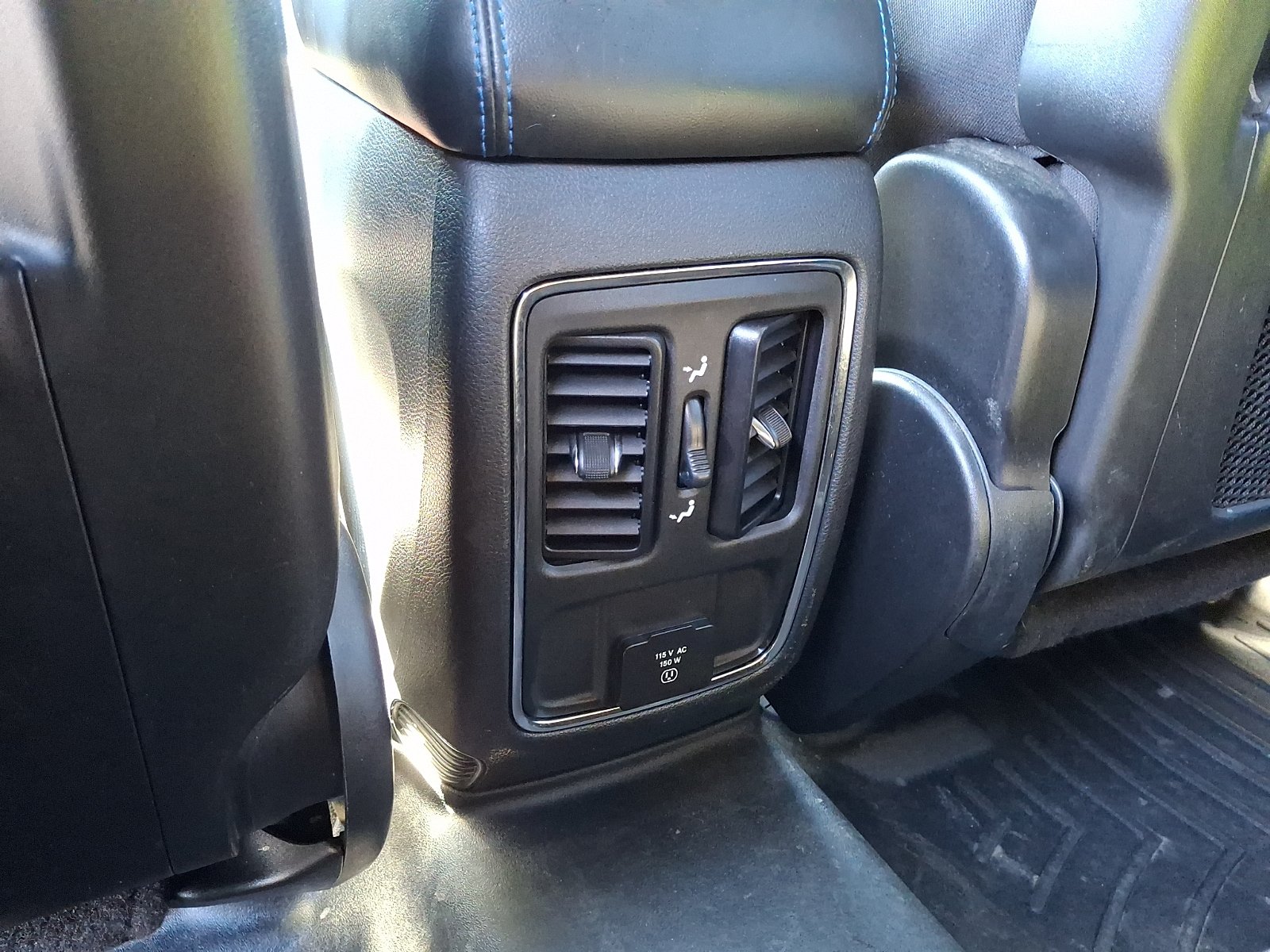 Used 2019 Jeep Grand Cherokee Laredo AWD/4WD image 12