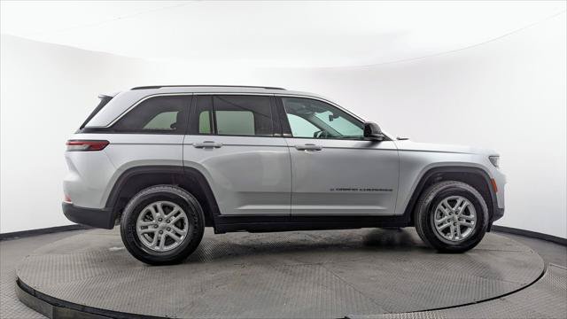 Used 2024 Jeep Grand Cherokee Laredo RWD image 9