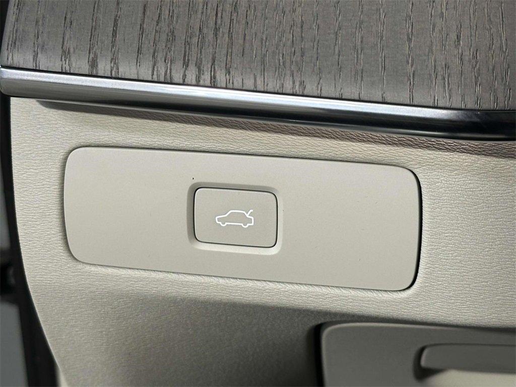 Used 2025 Volvo XC90 B6 Plus w/ Protection Package Premier image 25