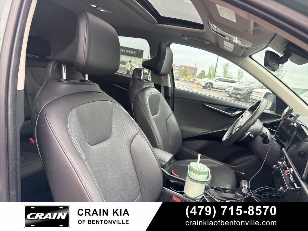 Used 2023 Kia Niro SX Touring image 4