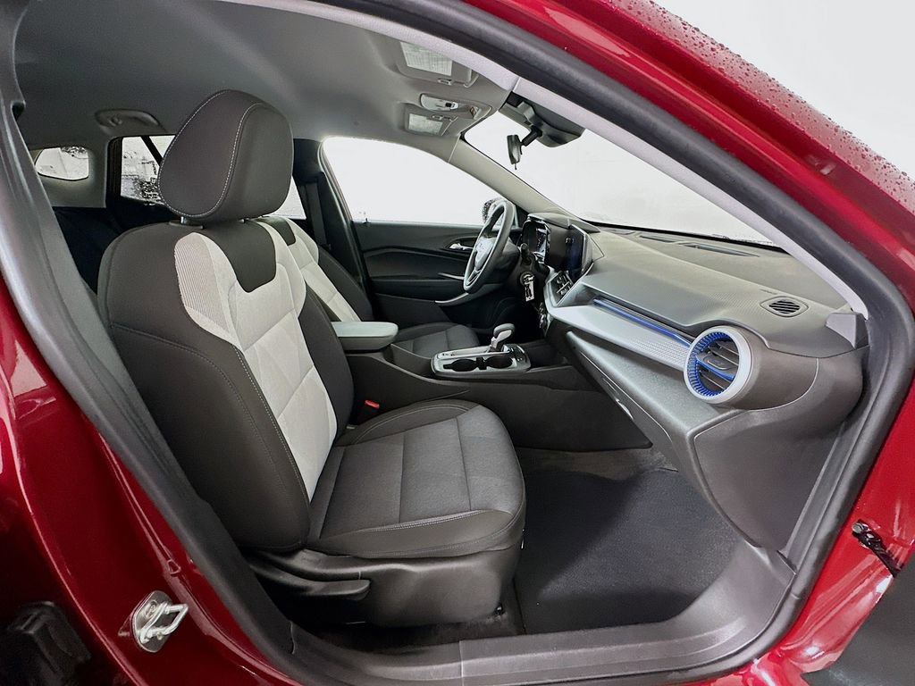 Used 2025 Chevrolet Trax LS w/ LS Convenience Package image 26