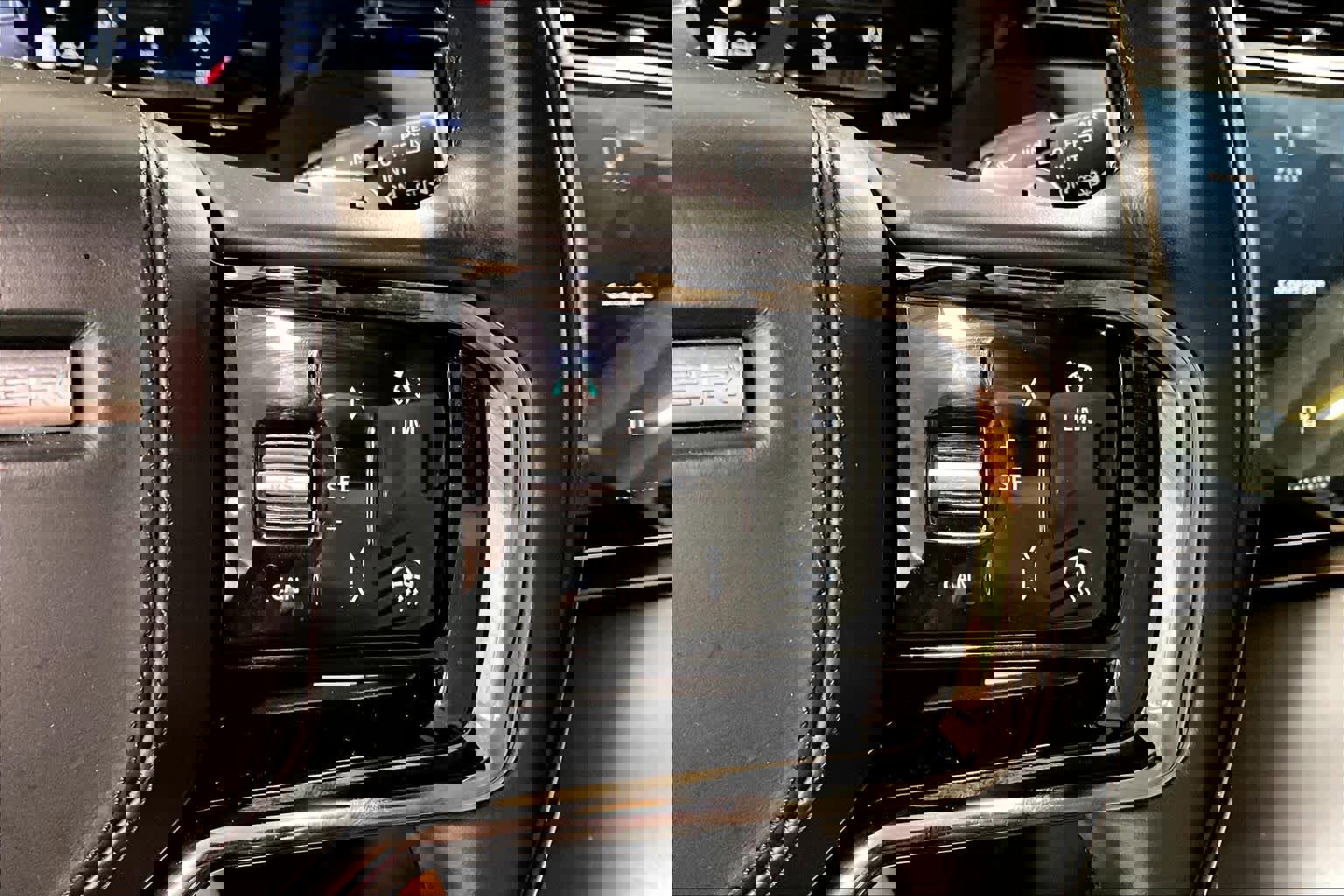 Used 2025 Land Rover Range Rover Velar Dynamic SE image 25