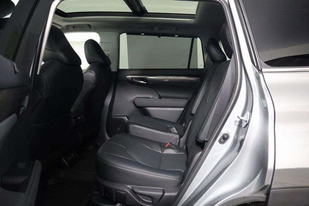 New 2026 Toyota Highlander Platinum image 6