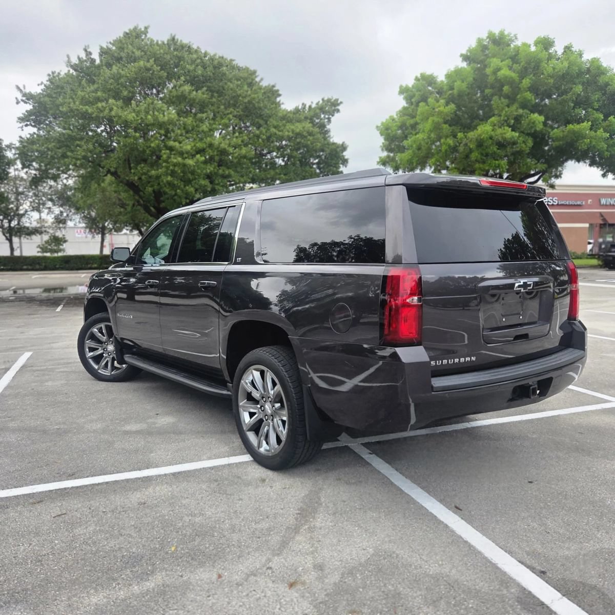 Used 2018 Chevrolet Suburban LT RWD image 2