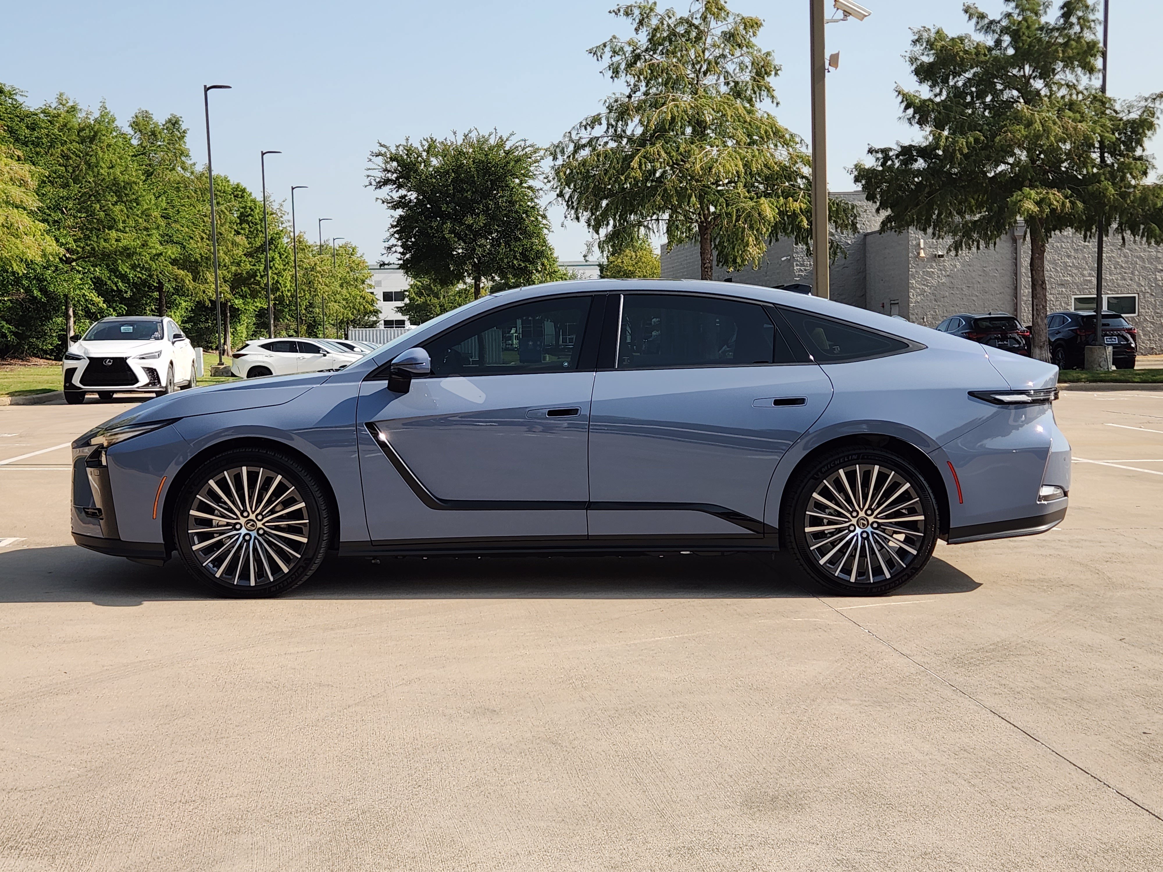 New 2026 Lexus ES 350e FWD image 3