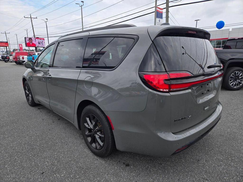 Used 2021 Chrysler Pacifica Touring w/ S Appearance Package FWD image 2