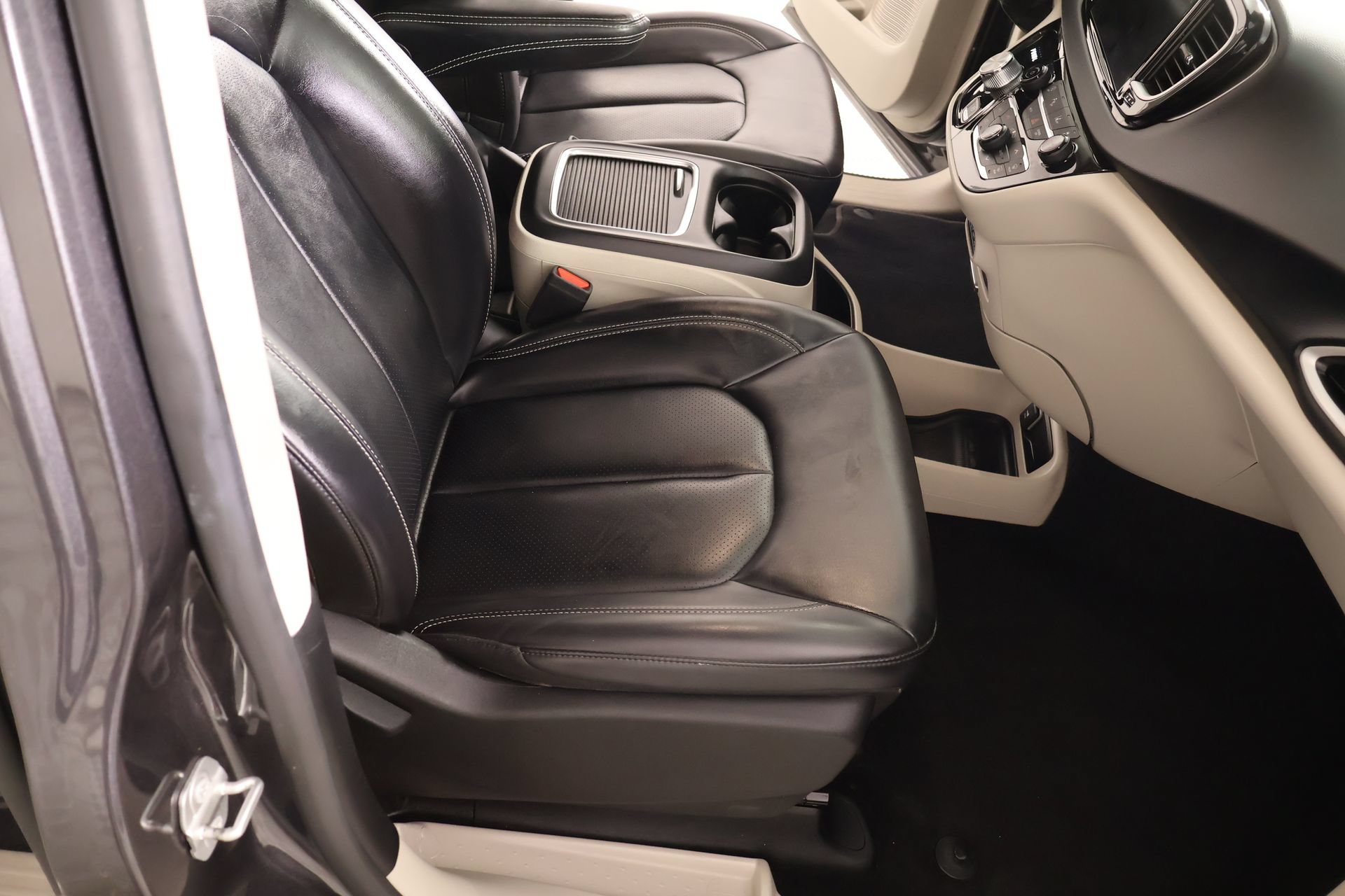 Used 2023 Chrysler Pacifica Touring-L FWD image 13