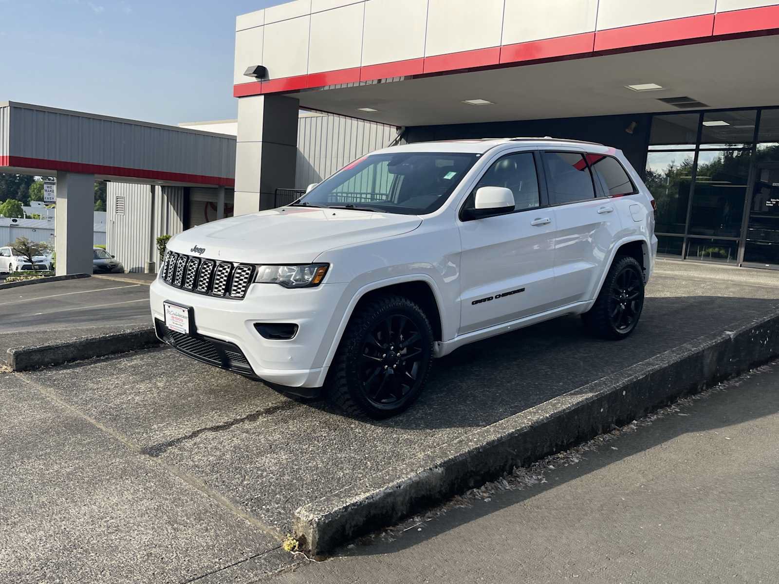 Used 2019 Jeep Grand Cherokee Altitude AWD/4WD image 4