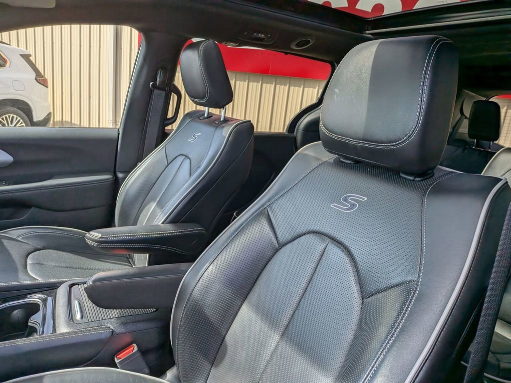Used 2025 Chrysler Pacifica Limited image 12