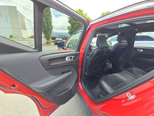 Used 2021 Volvo XC40 T5 R-Design image 18