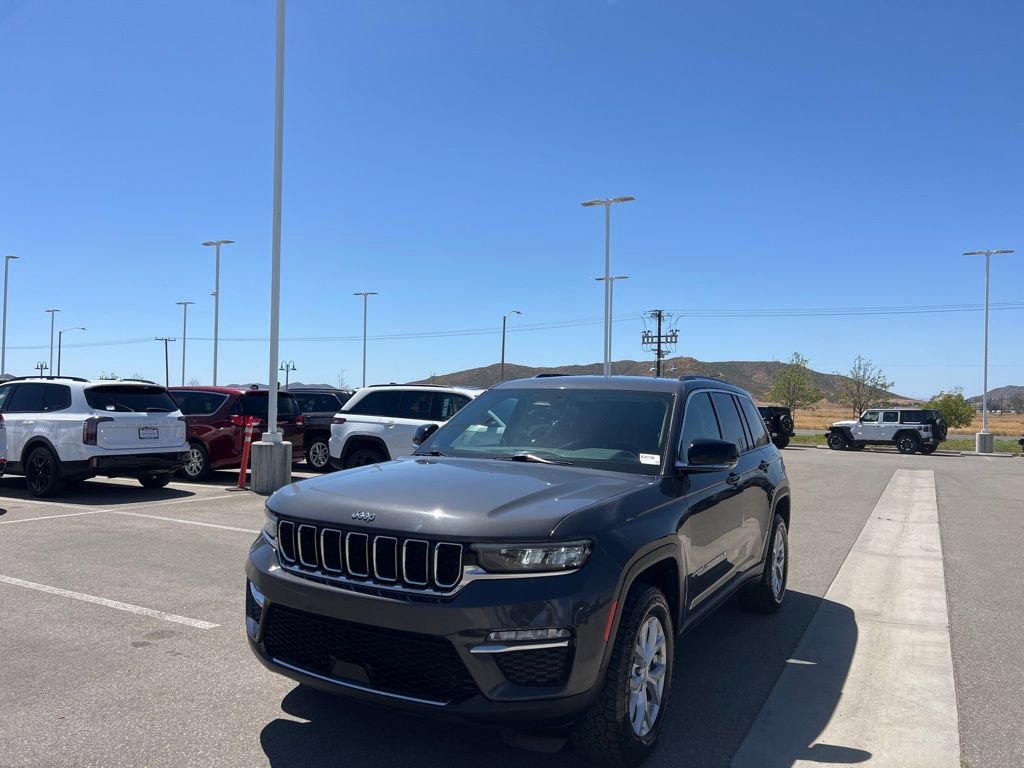 Used 2023 Jeep Grand Cherokee Limited image 4