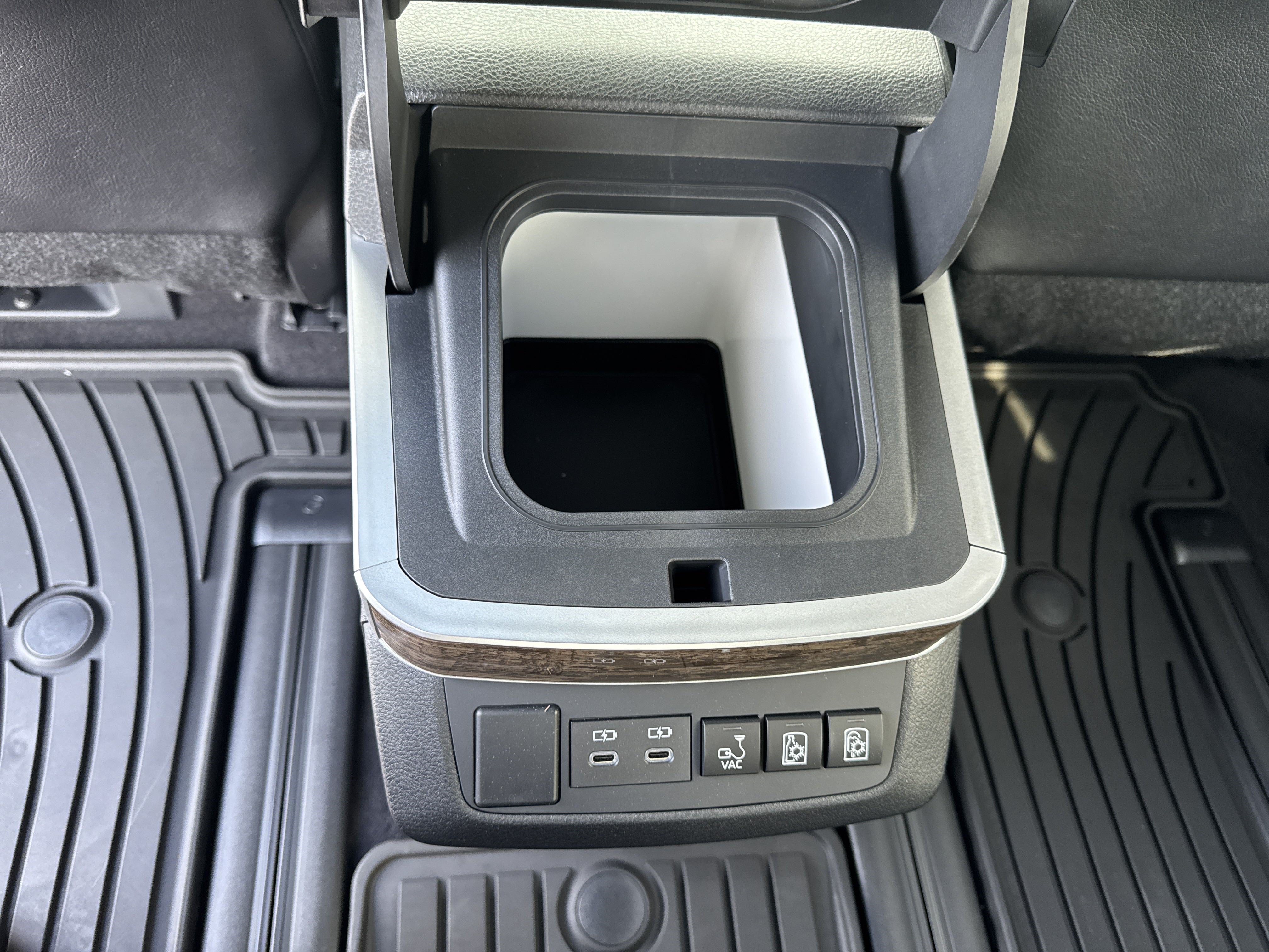 New 2025 Toyota Sienna Platinum FWD image 30