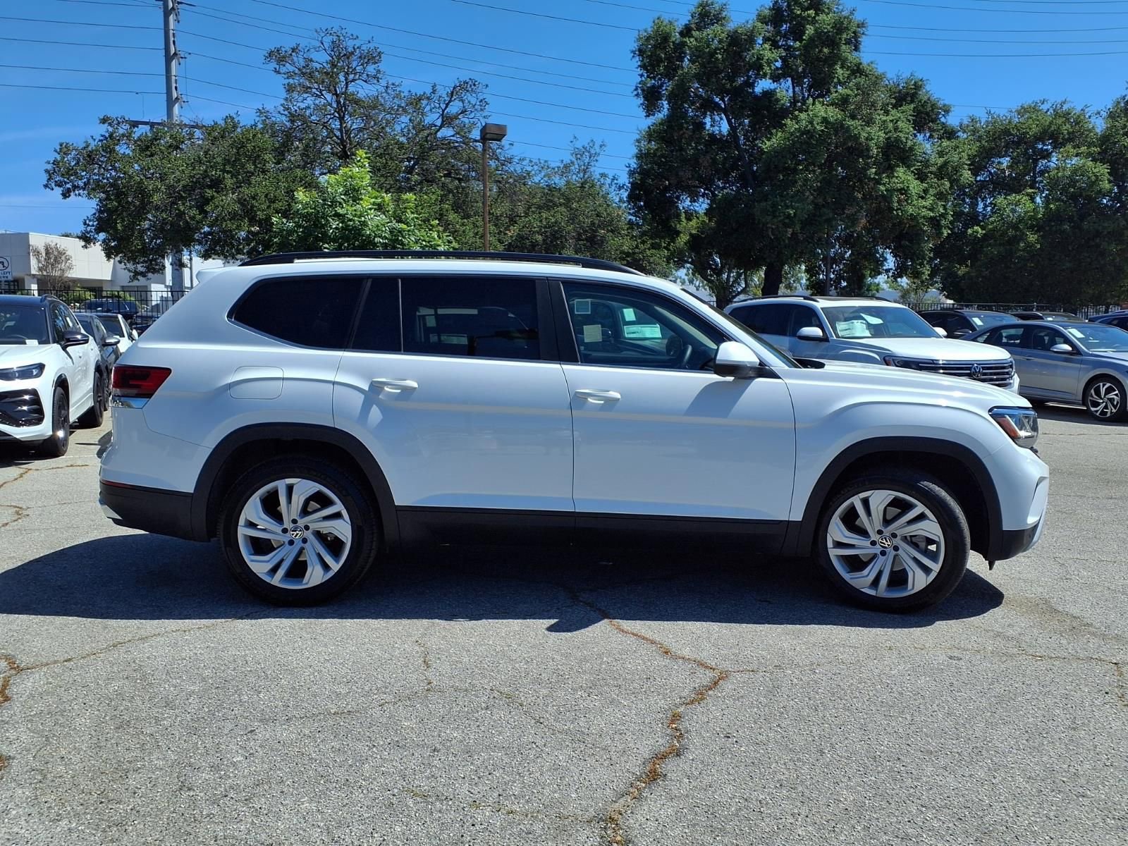 Used 2023 Volkswagen Atlas SE w/ Panoramic Sunroof Package image 3