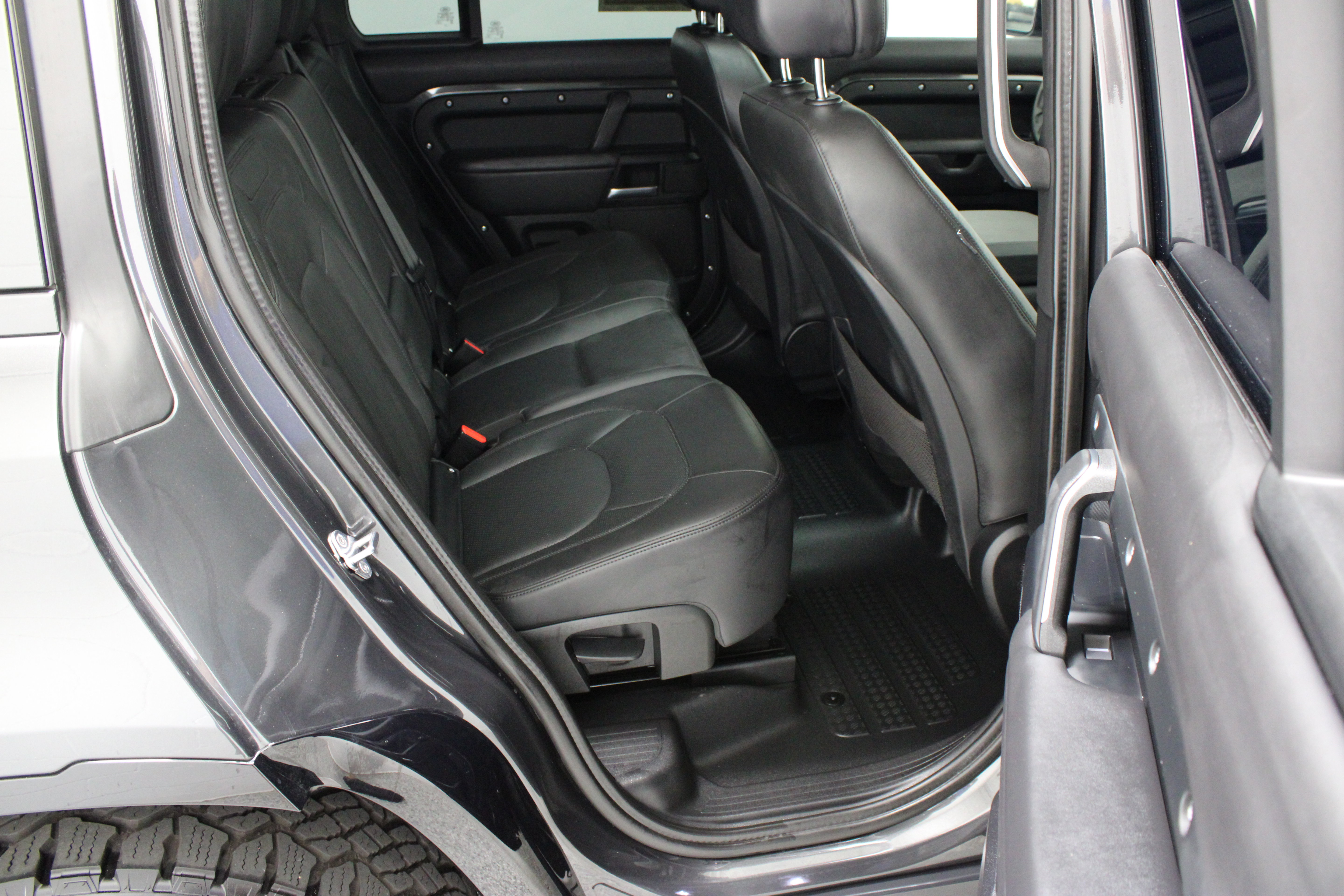 Used 2025 Land Rover Defender 130 Outbound AWD/4WD image 37