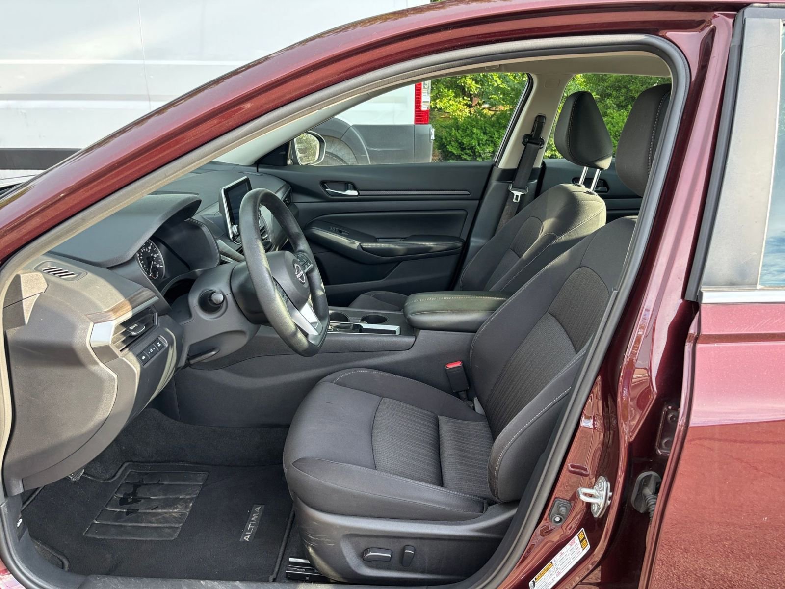 Used 2025 Nissan Altima 2.5 SV FWD image 27