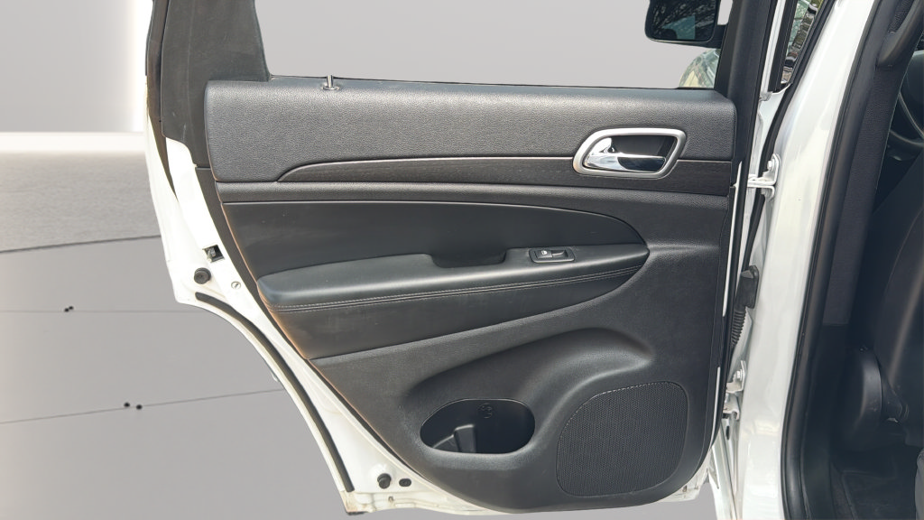 Used 2018 Jeep Grand Cherokee Altitude RWD image 23