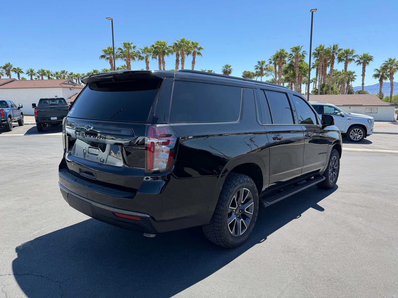 Used 2022 Chevrolet Suburban Z71 w/ Luxury Package AWD/4WD image 3