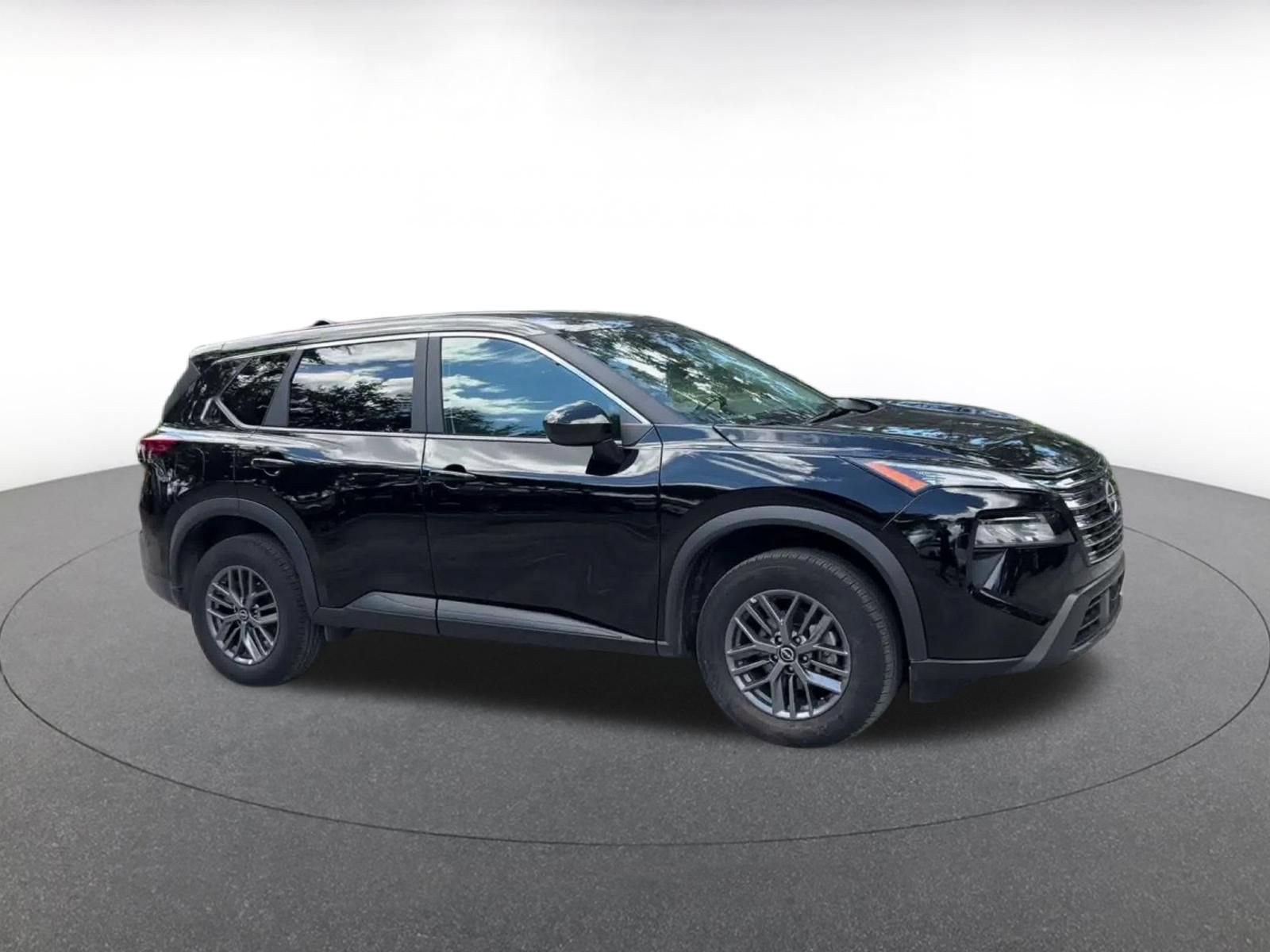 Used 2026 Nissan Rogue SV AWD/4WD image 2