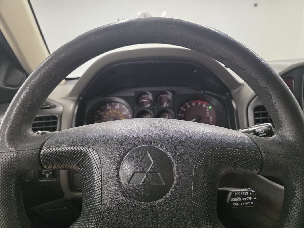 Used 2002 Mitsubishi Montero XLS AWD/4WD image 30