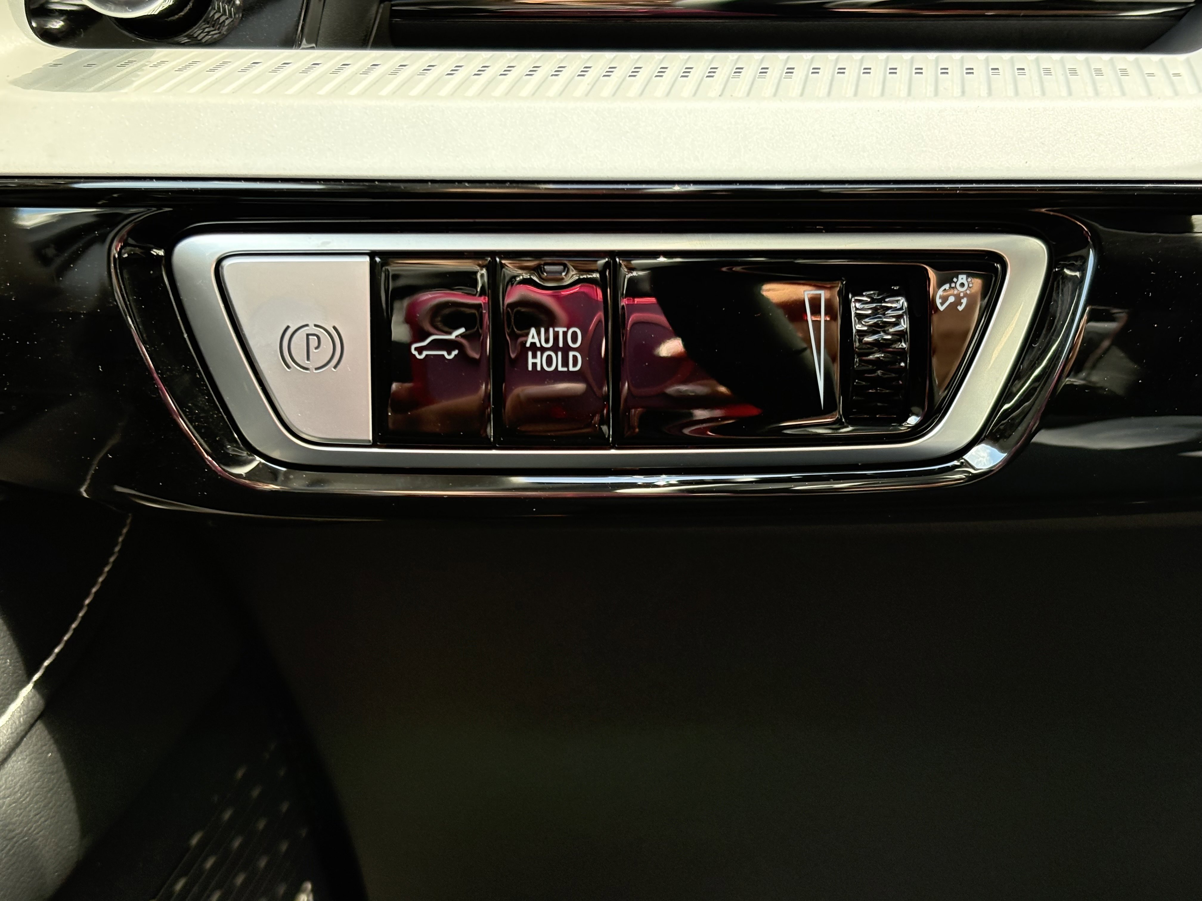 New 2025 Cadillac Optiq Luxury 1 image 29