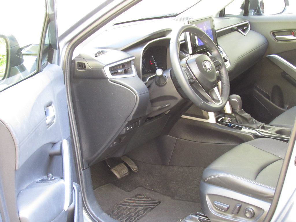 Used 2025 Toyota Corolla Cross XLE w/ Convenience Package AWD/4WD image 9