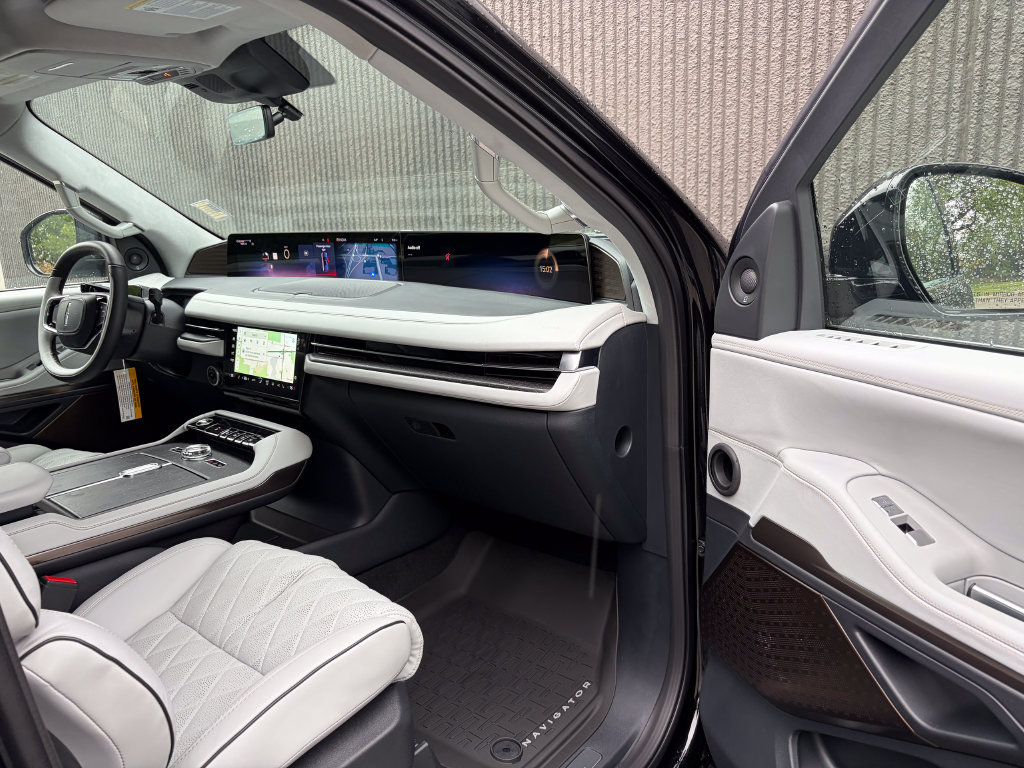 New 2027 Lincoln Navigator Black Label AWD/4WD image 40