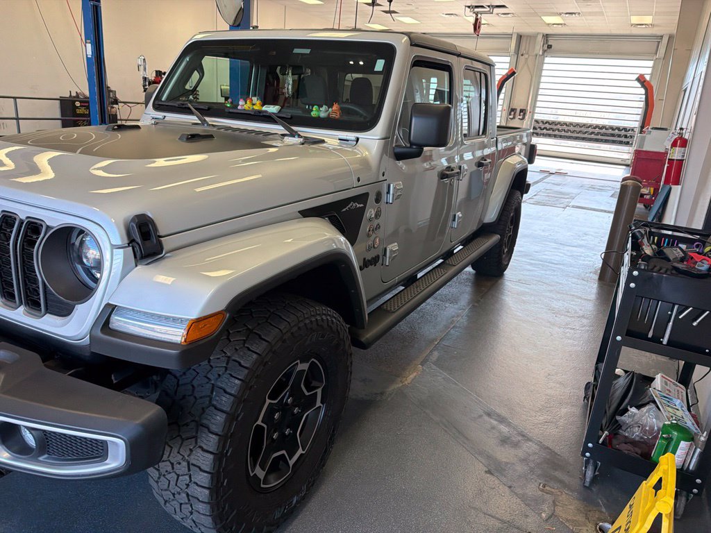 Used 2024 Jeep Gladiator Sport AWD/4WD image 4