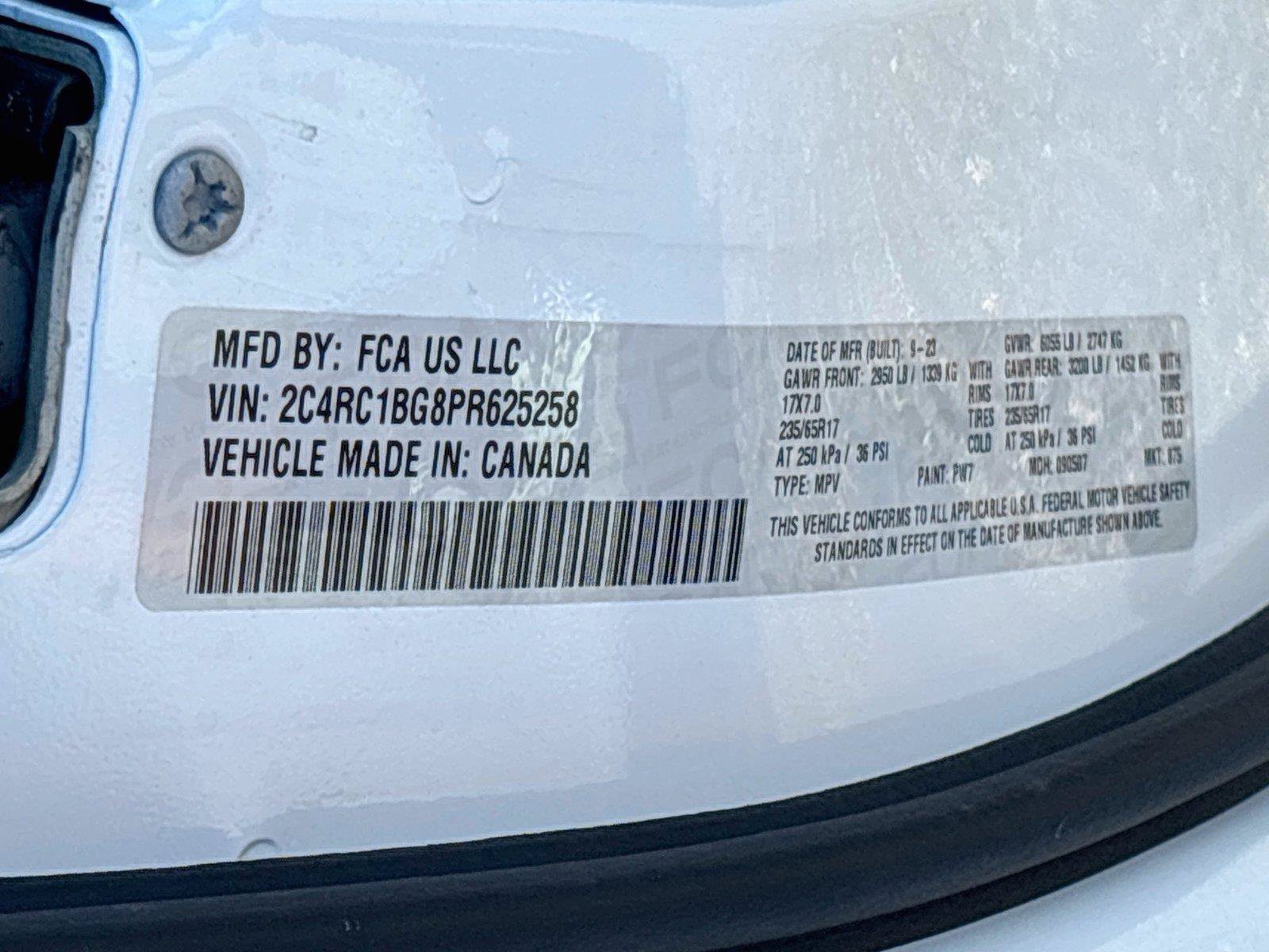 Used 2023 Chrysler Pacifica Touring-L FWD image 32