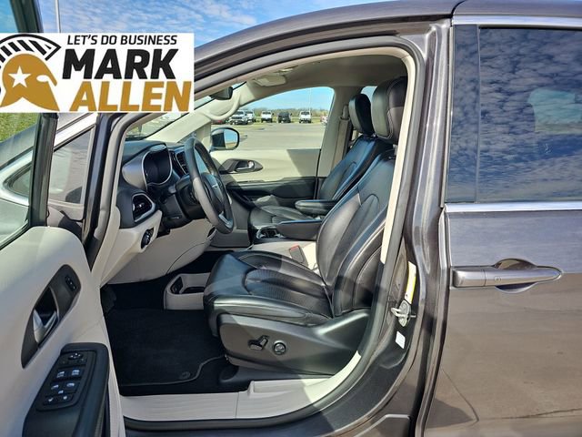 Used 2023 Chrysler Pacifica Touring-L FWD image 18