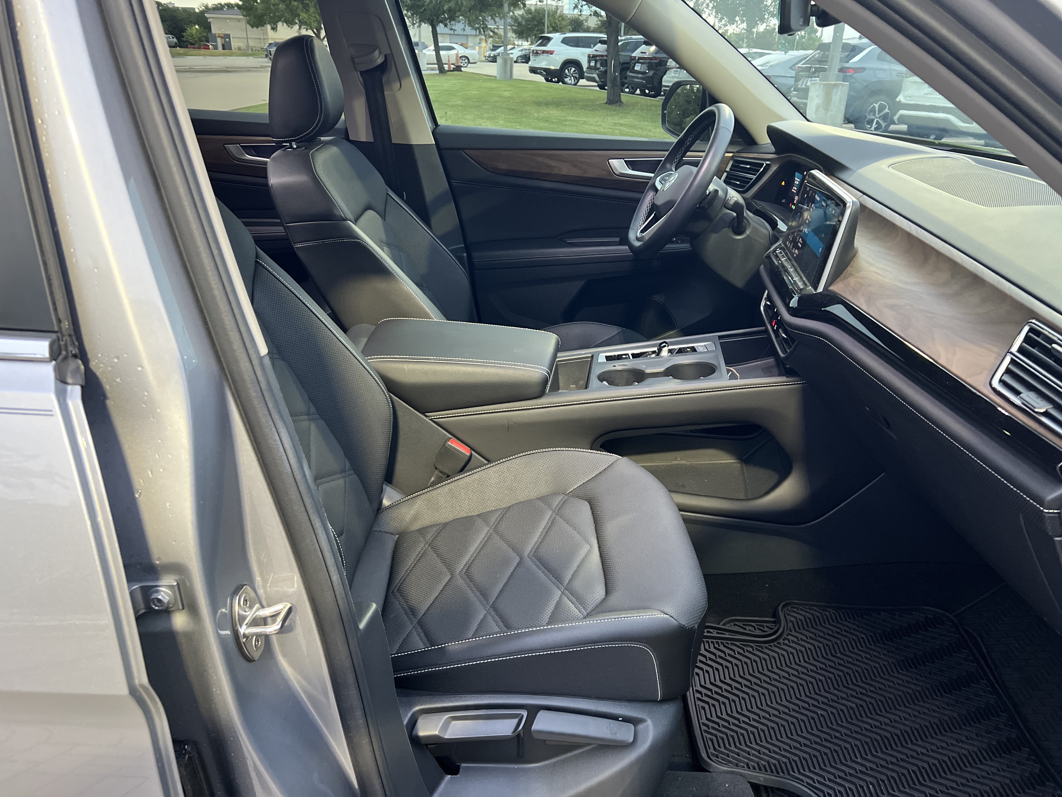 Used 2024 Volkswagen Atlas SE FWD image 25