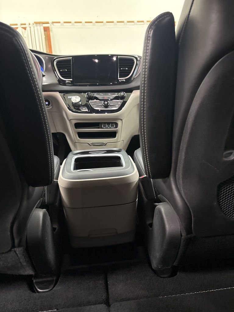 Used 2023 Chrysler Pacifica Touring-L FWD image 21