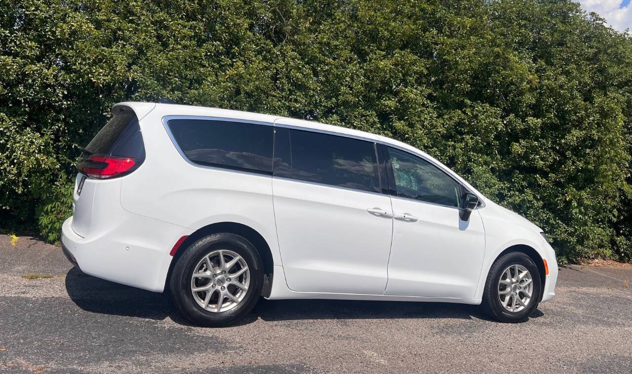 Used 2024 Chrysler Pacifica Touring-L FWD image 8