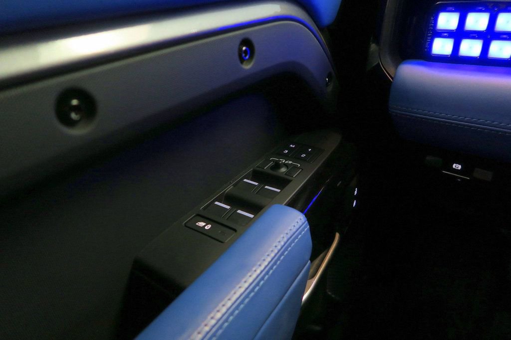 Used 2024 Land Rover Defender 110 X-Dynamic SE image 38