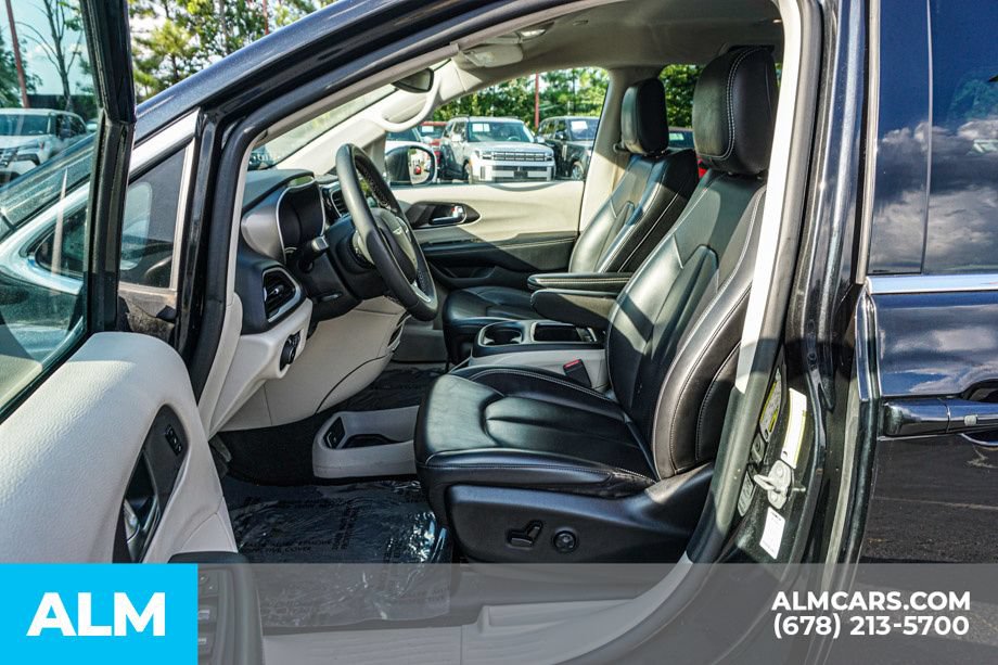 Used 2023 Chrysler Pacifica Touring-L FWD image 18