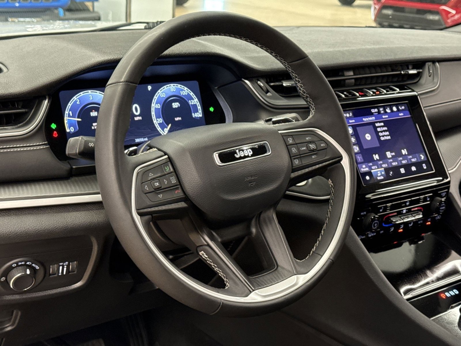 Used 2025 Jeep Grand Cherokee Altitude AWD/4WD image 17