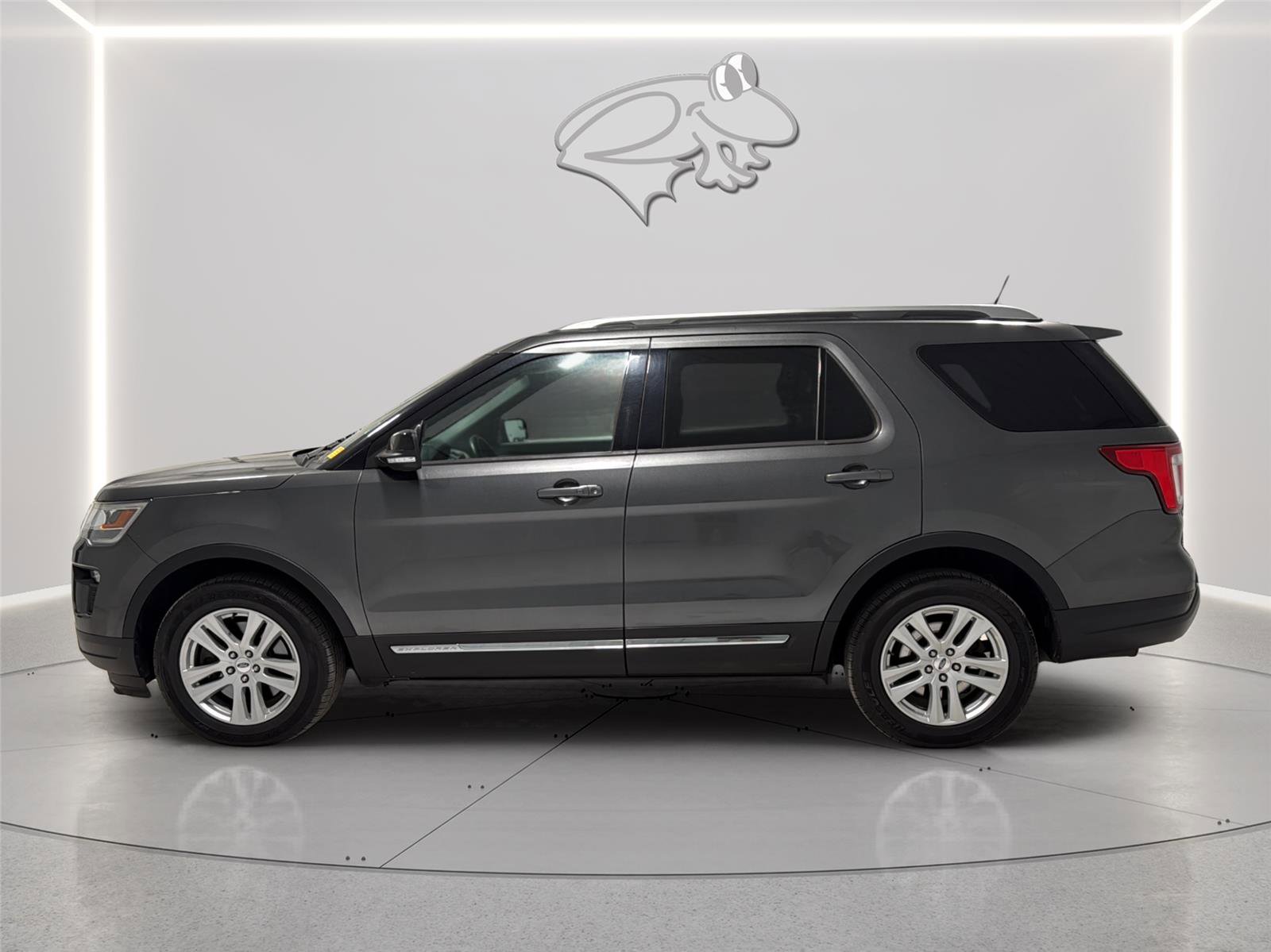 Used 2018 Ford Explorer XLT w/ Equipment Group 201A AWD/4WD image 2