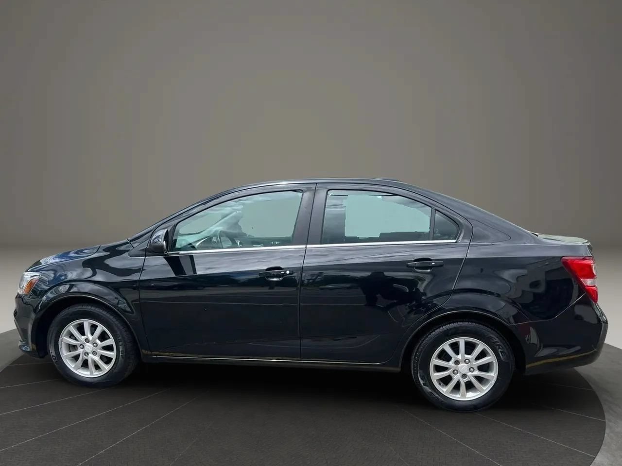 Used 2017 Chevrolet Sonic LT w/ Convenience Package FWD image 8