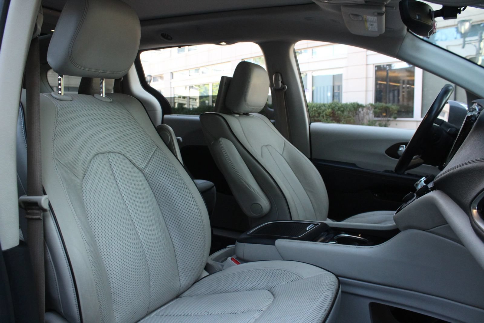 Used 2021 Chrysler Pacifica Limited w/ Uconnect Theater Family Group FWD image 26