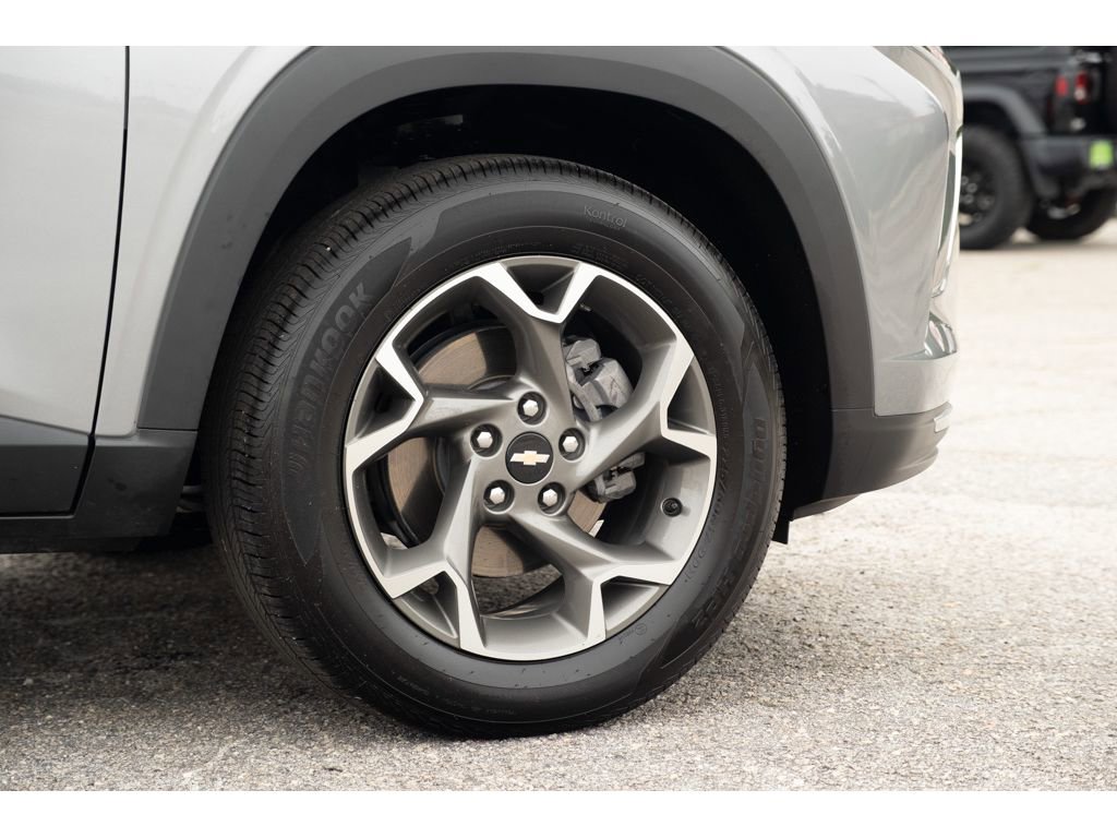 Used 2025 Chevrolet Trax LT FWD image 10