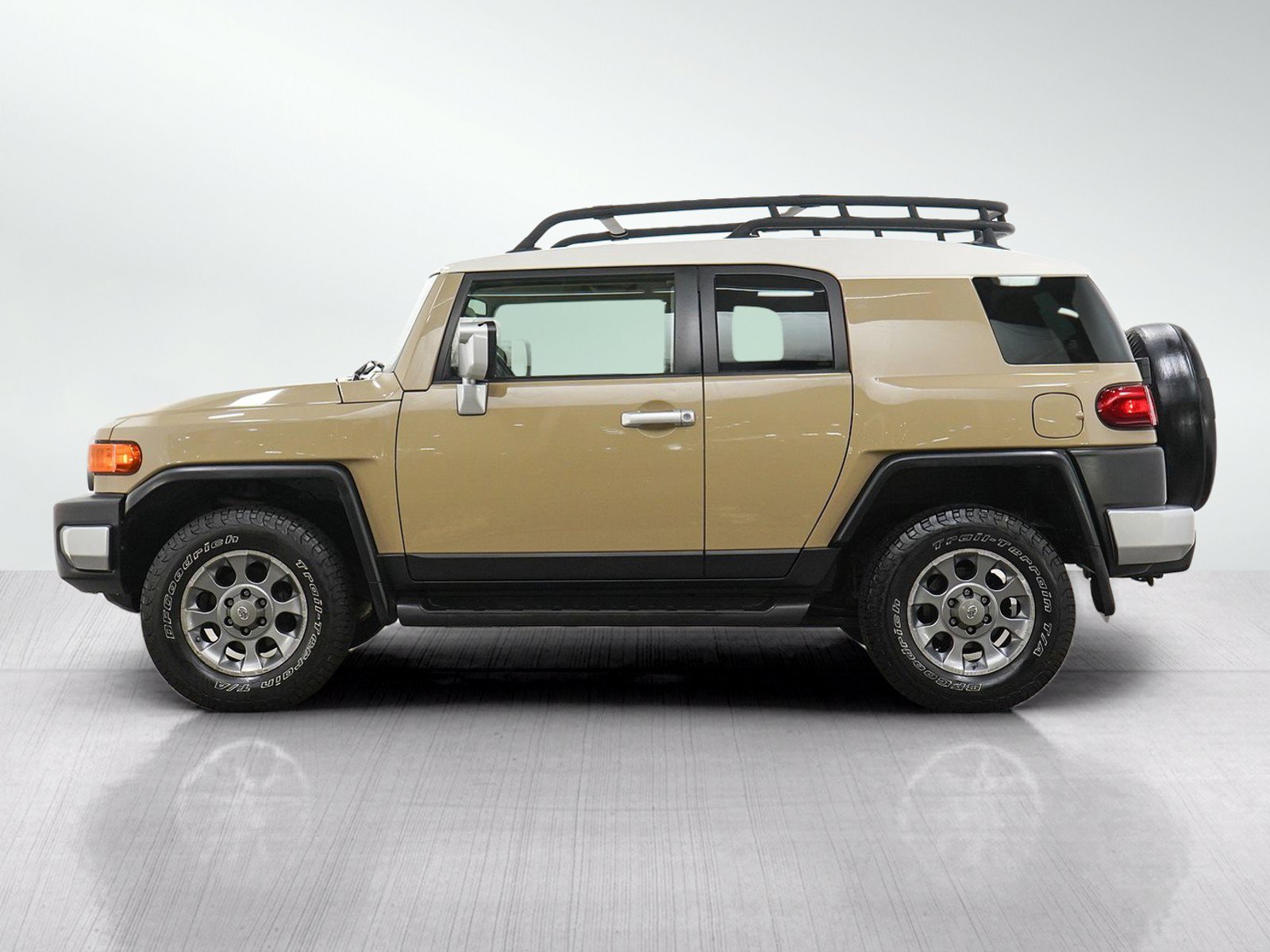 Used 2011 Toyota FJ Cruiser 4WD w/ Upgrade Pkg image 2