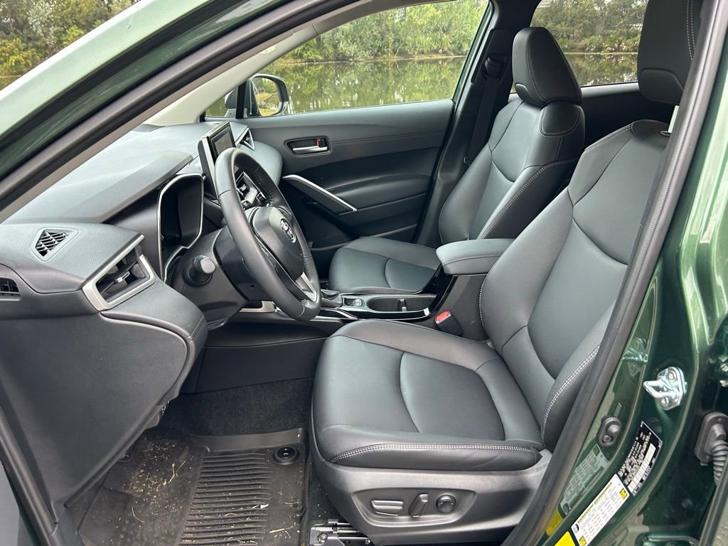 Used 2025 Toyota Corolla Cross XLE image 14