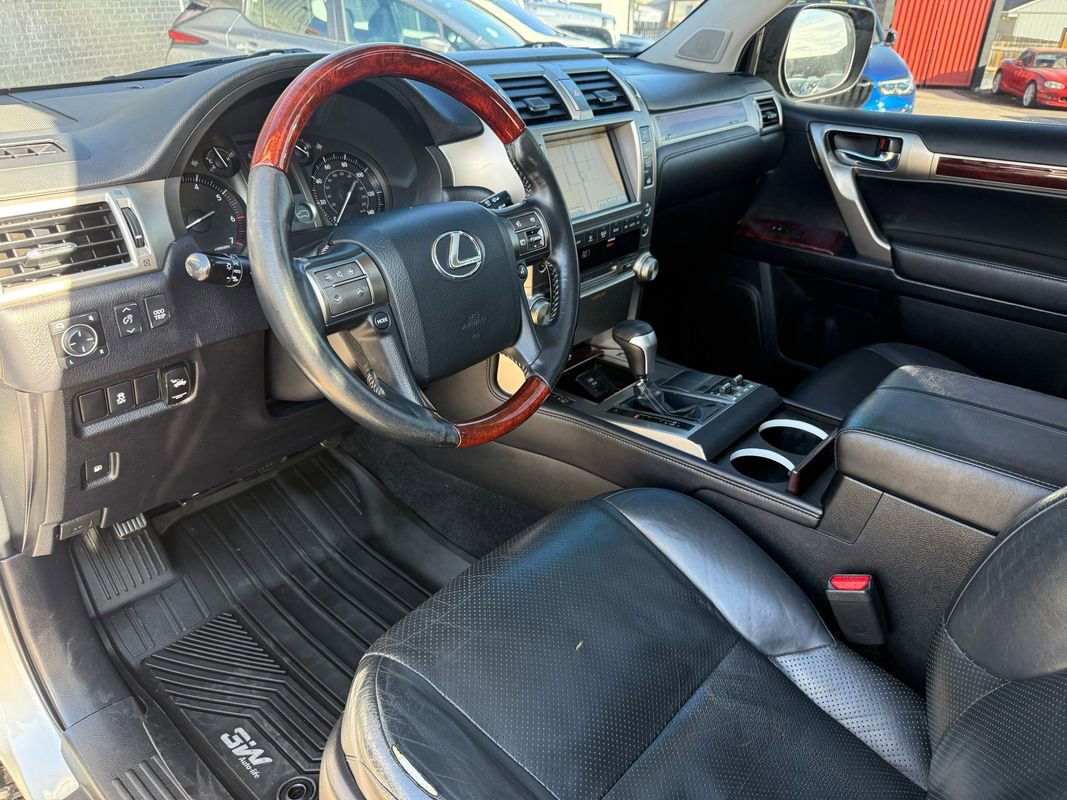 Used 2011 Lexus GX 460 image 2