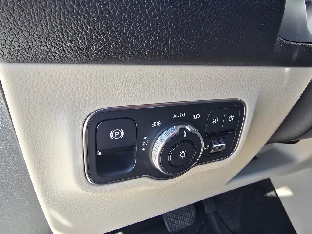 Used 2021 Mercedes-Benz GLB 250 4MATIC w/ Premium Package image 24